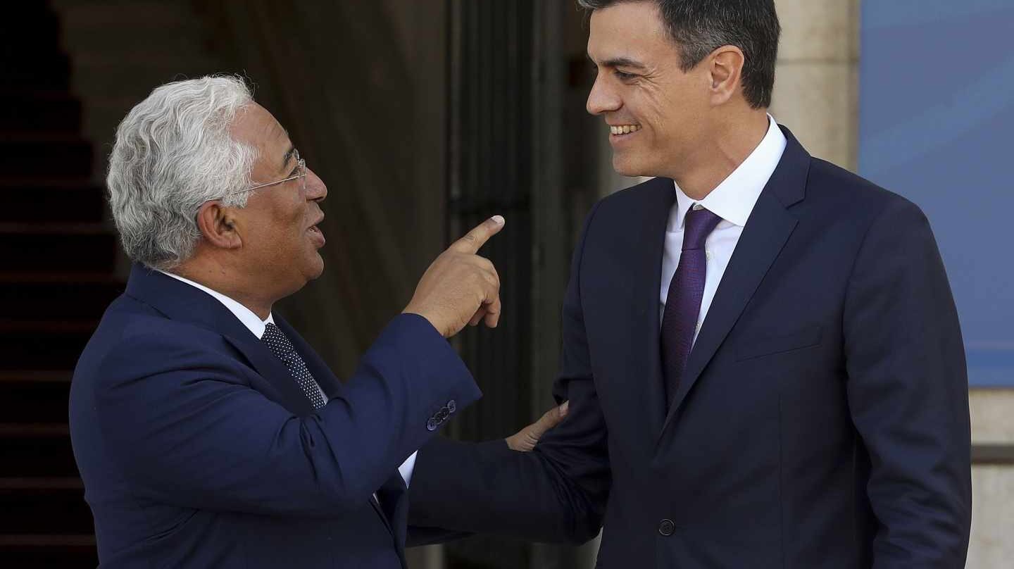 Pedro Sánchez conversa con el primer ministro portugués, Antonio Costa.