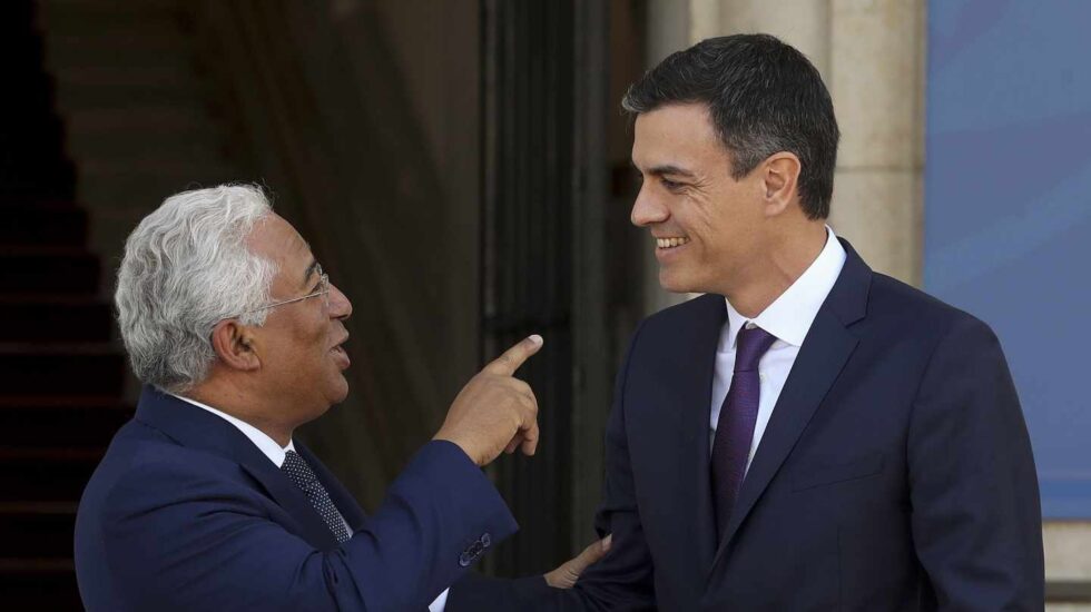 Pedro Sánchez conversa con el primer ministro portugués, Antonio Costa.