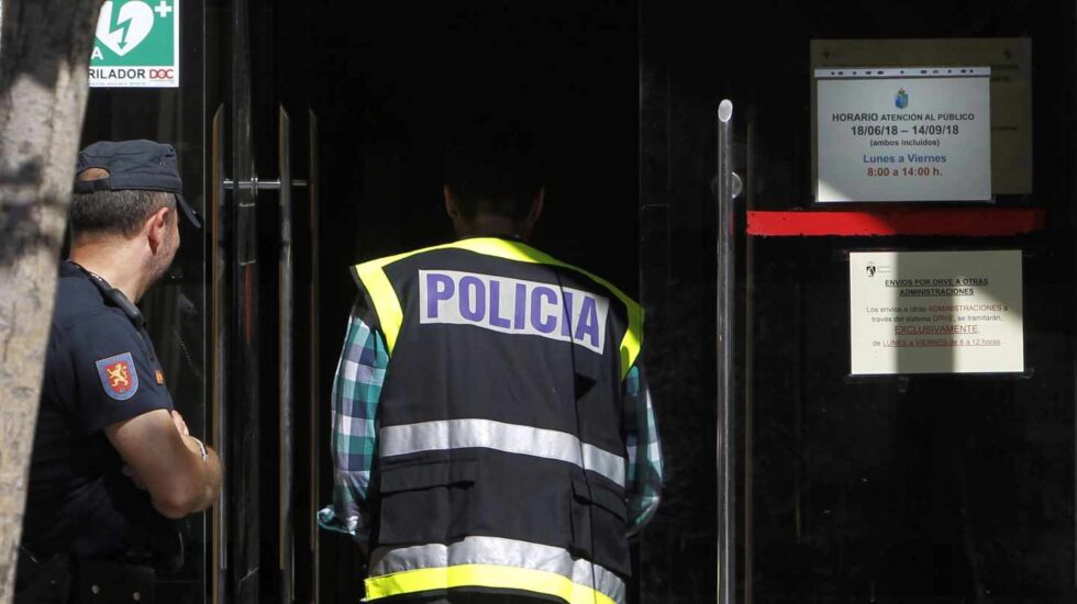 Operación Enredadera: la policía entra en el Ayuntamiento de Torrelodones.