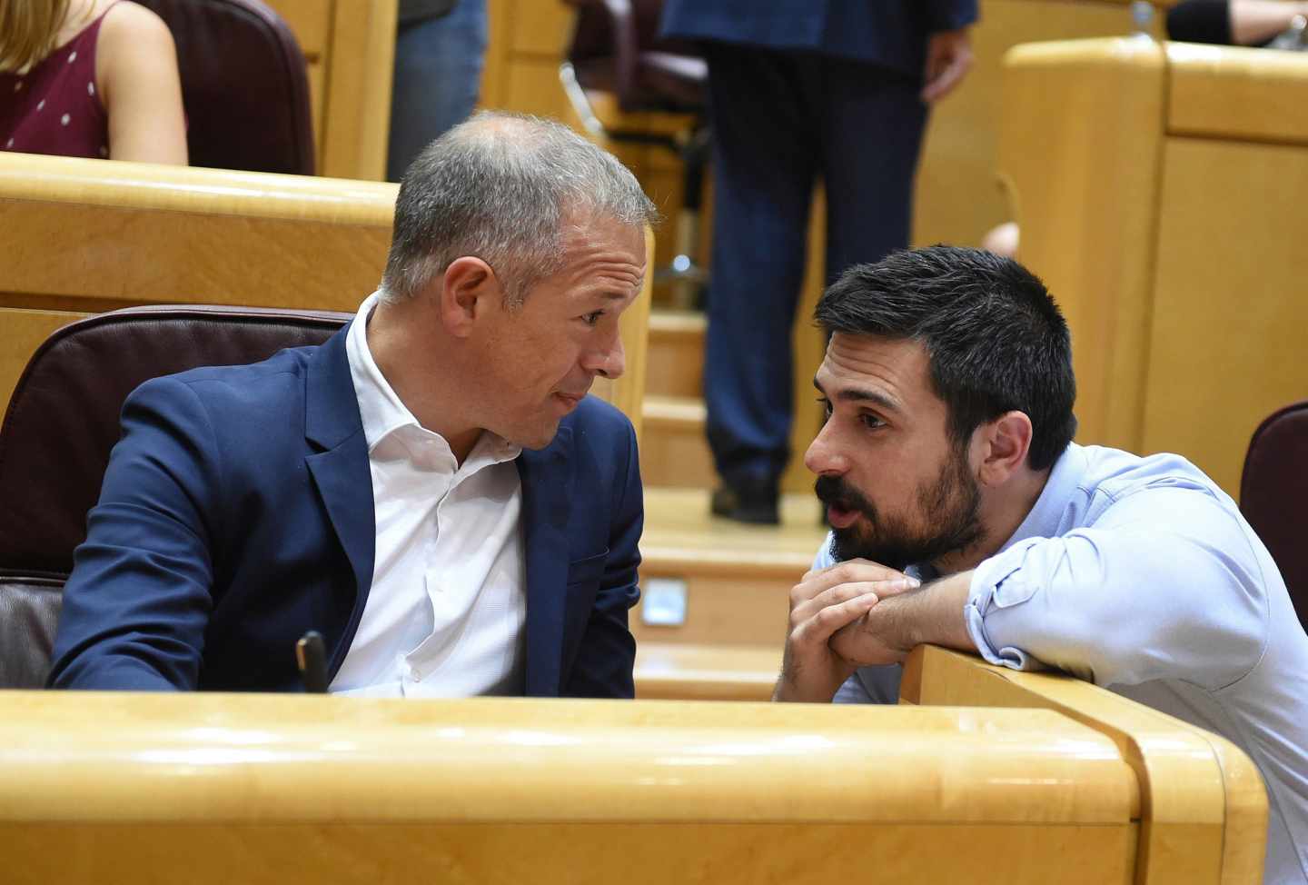 El senador socialista Ander Gil García junto al portavoz de Unidos Podemos en el Senado, Ramón Espinar.