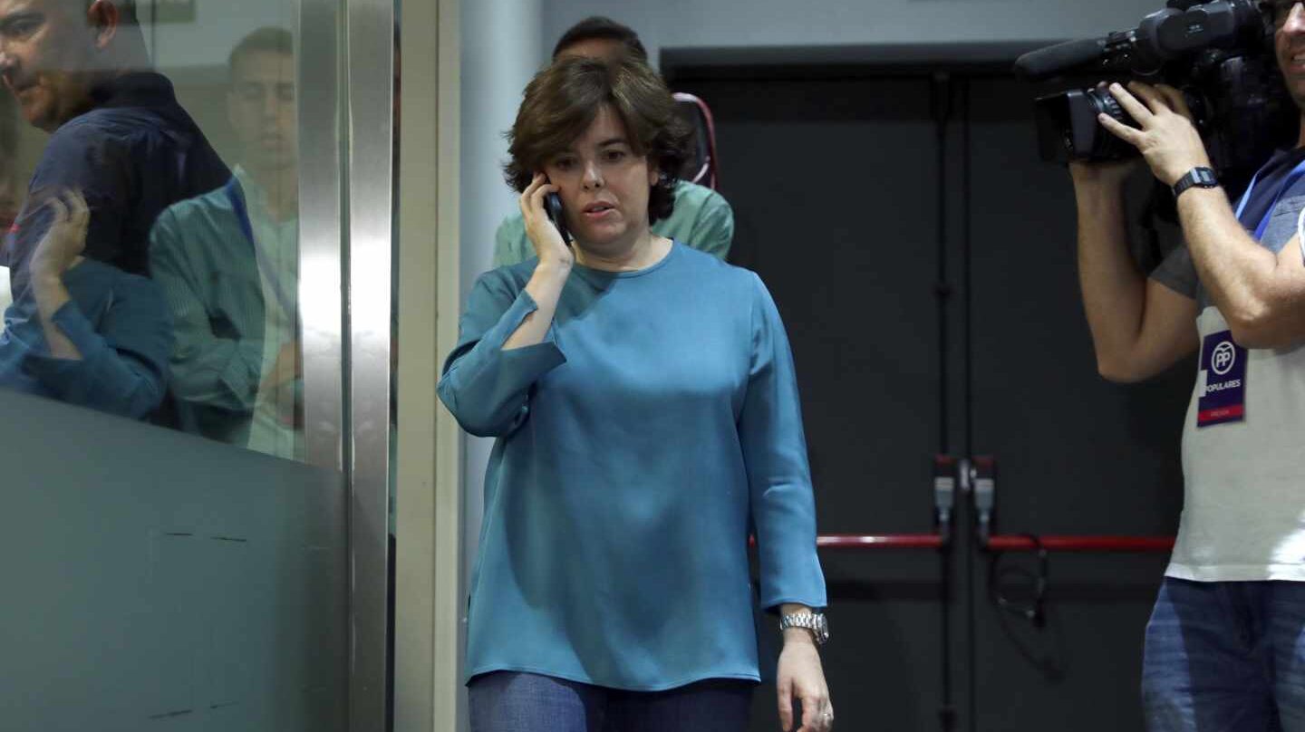 Sáenz de Santamaría intenta seducir a Casado: "El secretario general no tiene que ser alguien de mi equipo".