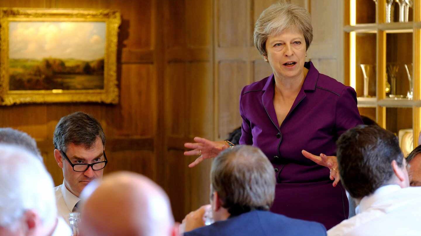 May consigue el respaldo del Gobierno para plantear a Europa un Brexit "suave".