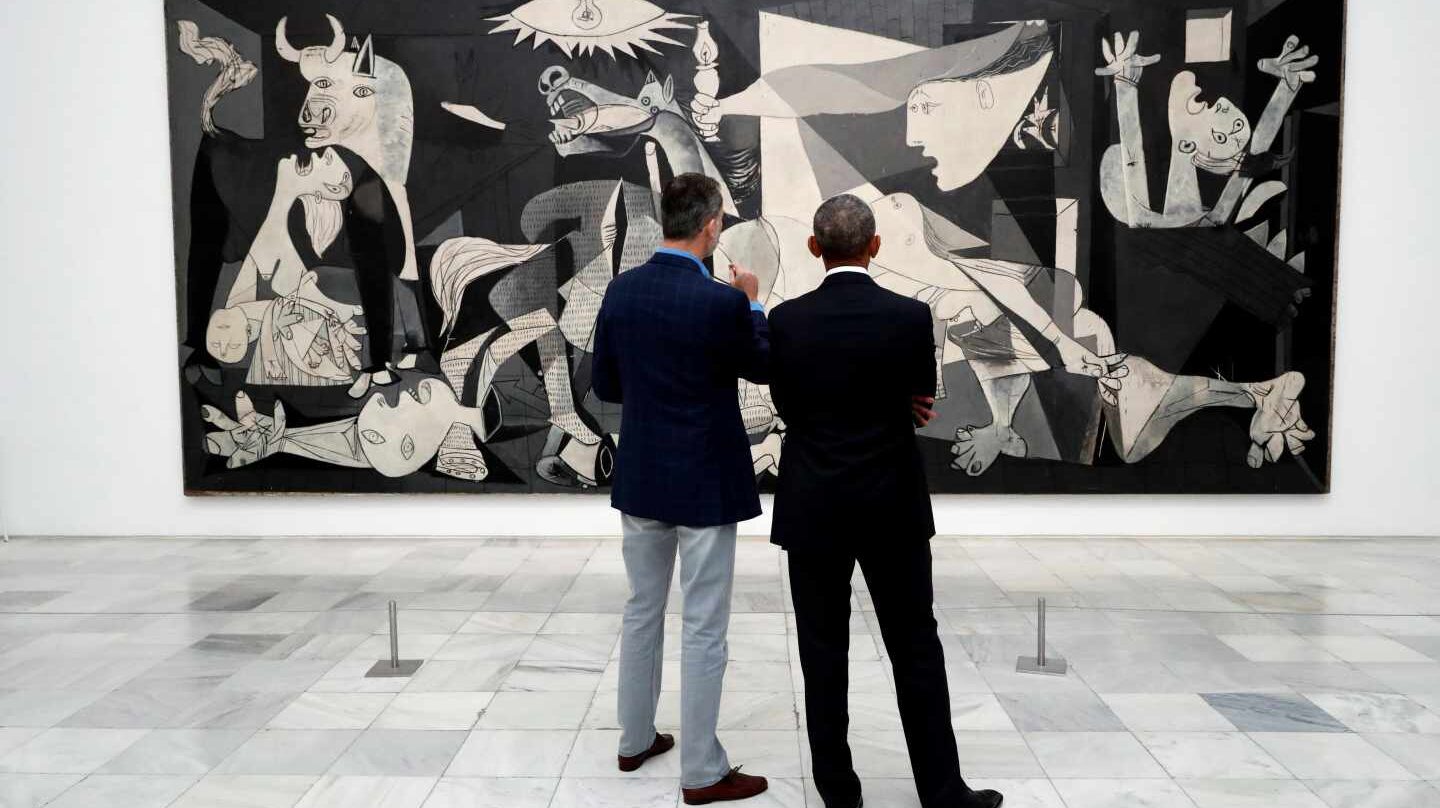 El rey Felipe y Obama miran el Guernica en el Reina Sofía.