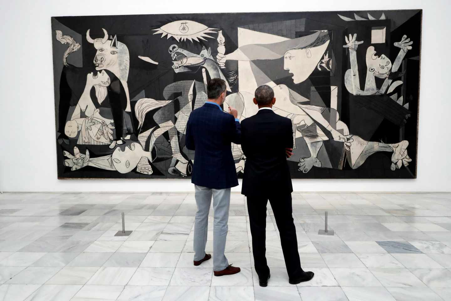 El rey Felipe y Obama miran el Guernica en el Reina Sofía.