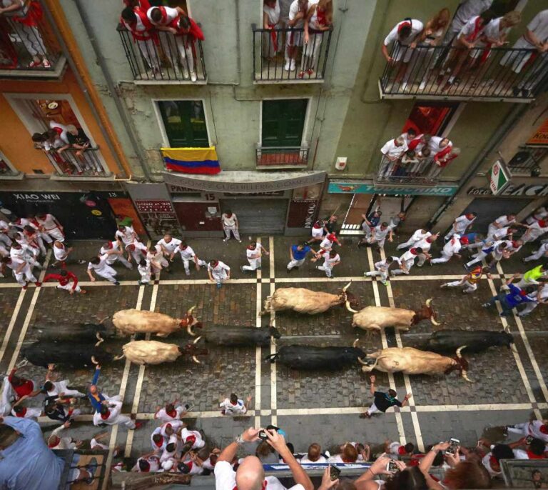 El diluvio marca el segundo encierro de San Fermín sin heridos