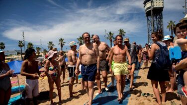 Chapuzón de Quim Torra y Artur Mas por la esclerosis múltiple