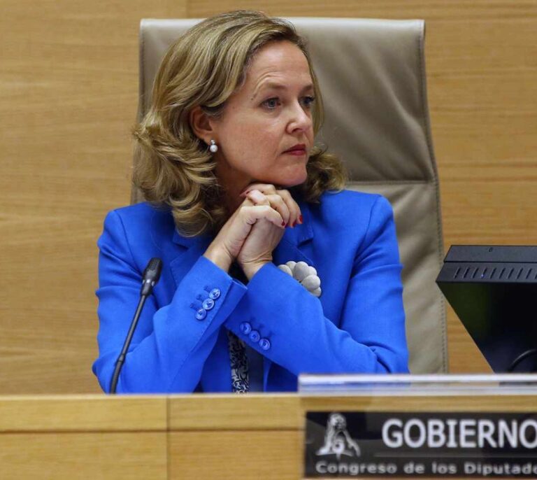 Calviño pide “compromiso” a las empresas para reducir la desigualdad y frenar los populismos