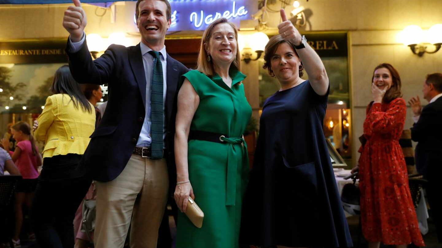 Casado, Pastor y Santamaría, antes de la cena del PP en Madrid.