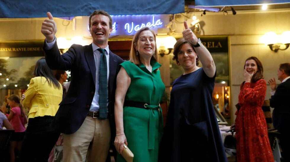 Casado, Pastor y Santamaría, antes de la cena del PP en Madrid.