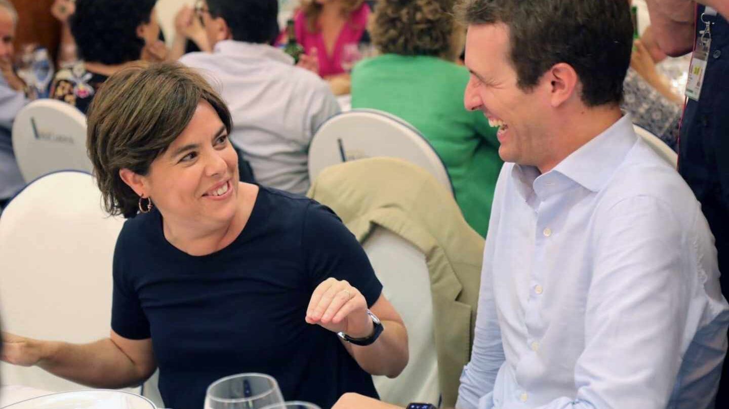 Santamaría y Casado charlan amigablemente en la cena de diputados populares del pasado martes