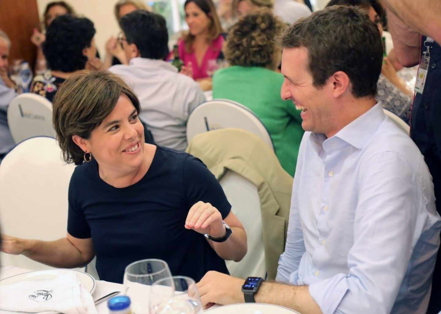 Santamaría y Casado charlan amigablemente en la cena de diputados populares del pasado martes