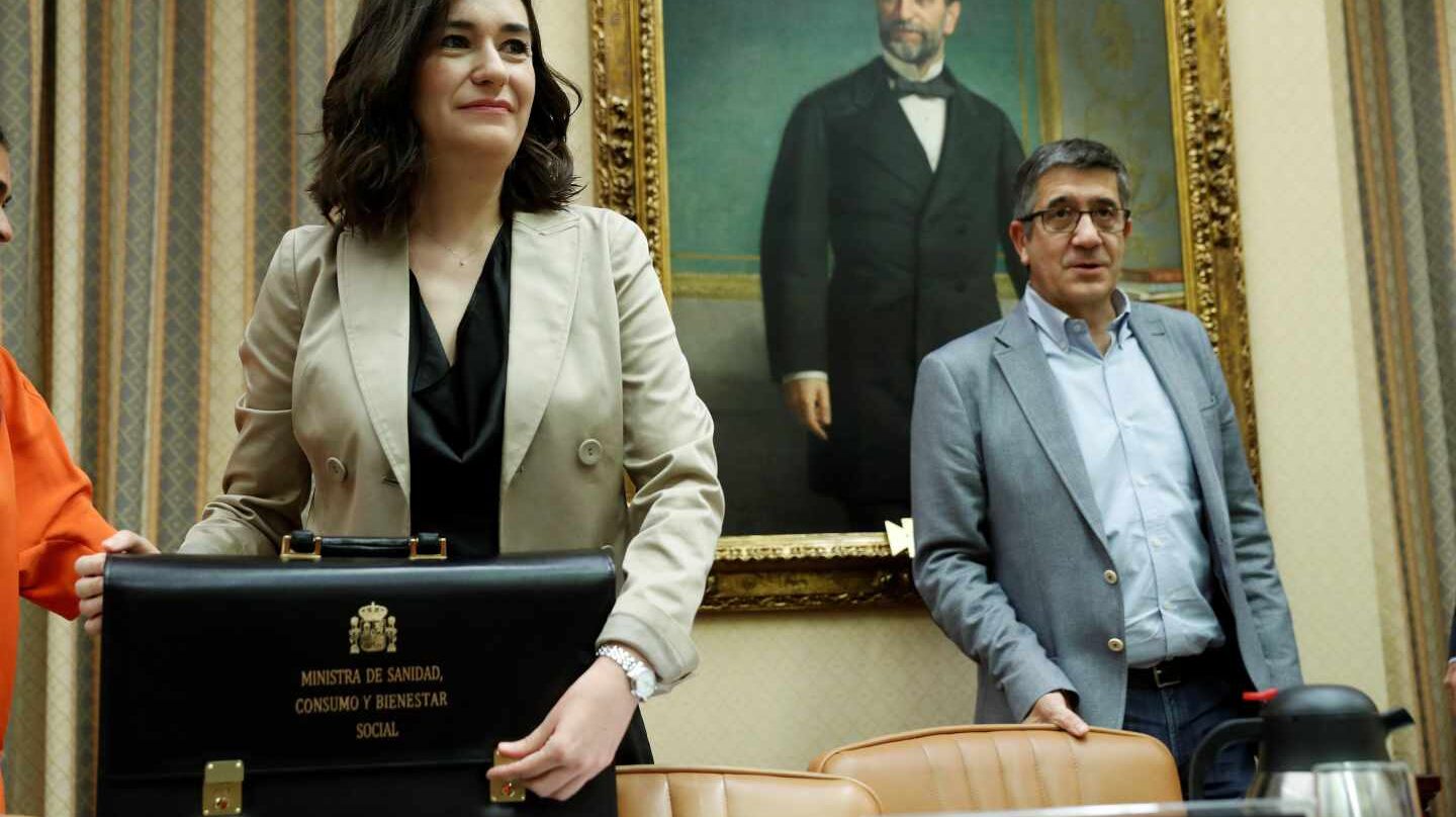 La ministra de Sanidad, Consumo y Bienestar Social, Carmen Montón, junto al presidente de la Comisión de Sanidad del Congreso, Patxi López, comparece para explicar las prioridades y líneas de actuación de su departamento.