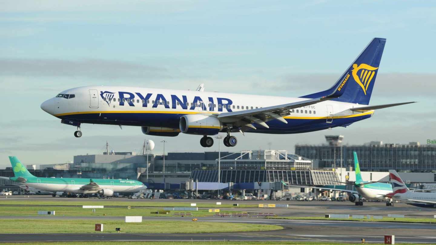 Avión de la aerolínea Ryanair aterrizando en el aeropuerto de Dublín (Irlanda).