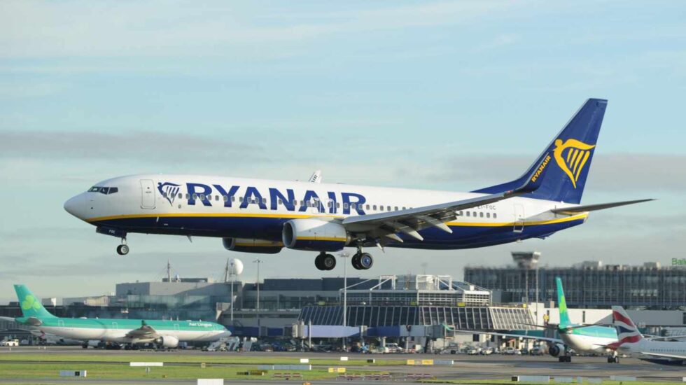 Avión de la aerolínea Ryanair aterrizando en el aeropuerto de Dublín (Irlanda).