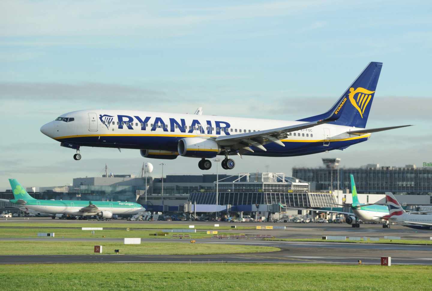 Avión de la aerolínea Ryanair aterrizando en el aeropuerto de Dublín (Irlanda).