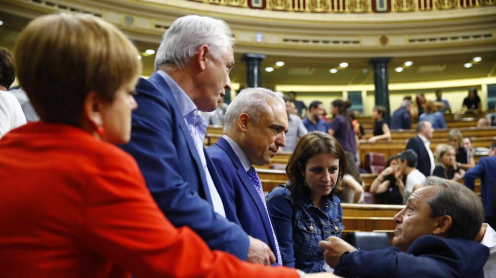 Parlamentarios socialistas tras la votación de RTVE.