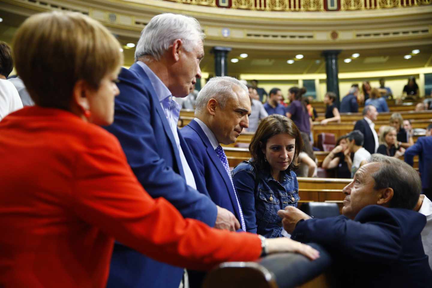 Parlamentarios socialistas tras la votación de RTVE.