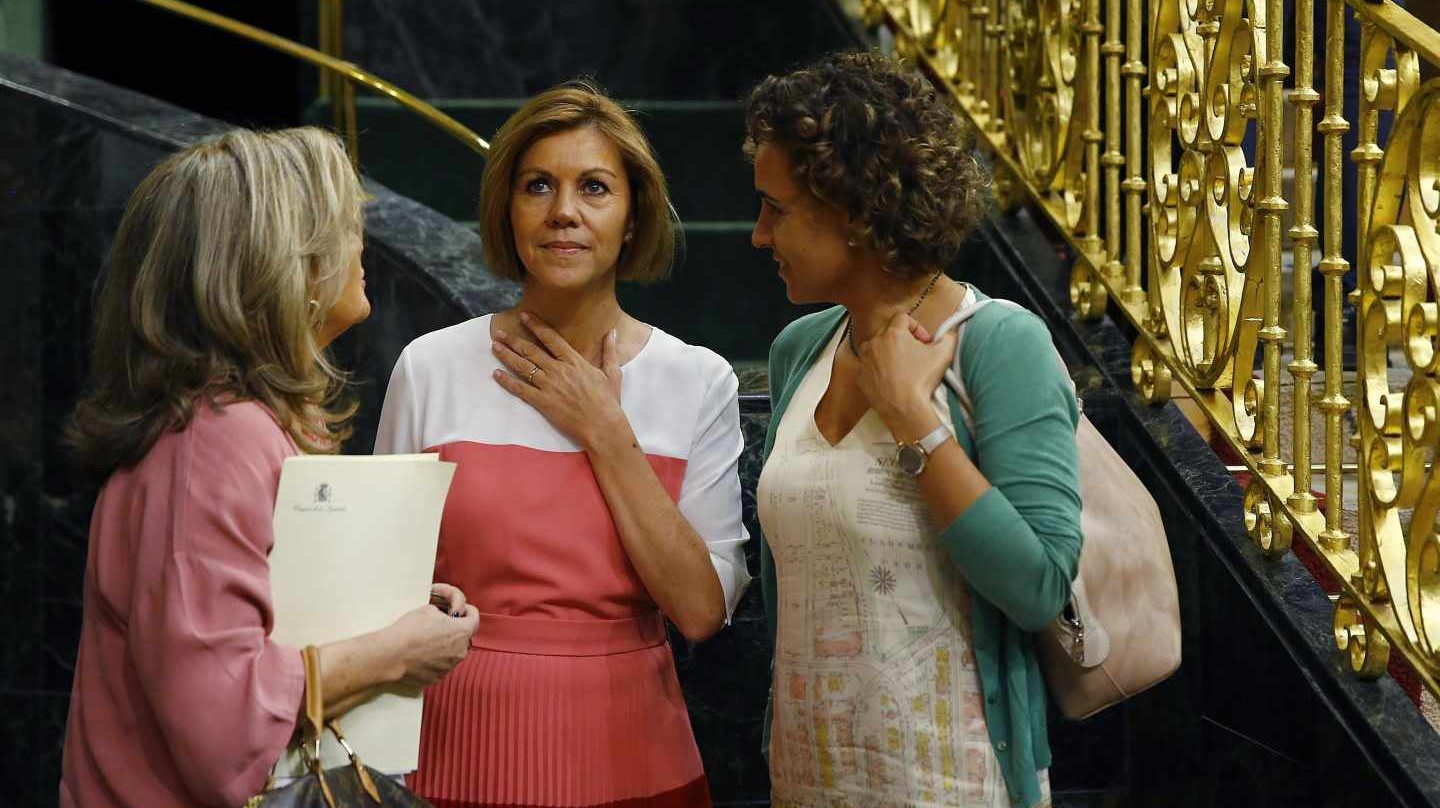 Dolors Montserrat, a la derecha, junto a Cospedal en el Congreso