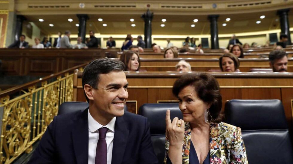 Pedro Sánchez y Carmen Calvo, en el Congreso.