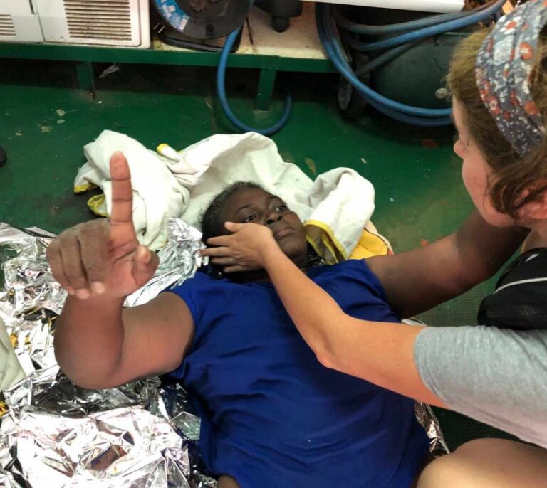 Josefa, la superviviente rescatada por el Open Arms, se recupera pero sufre "estrés agudo"