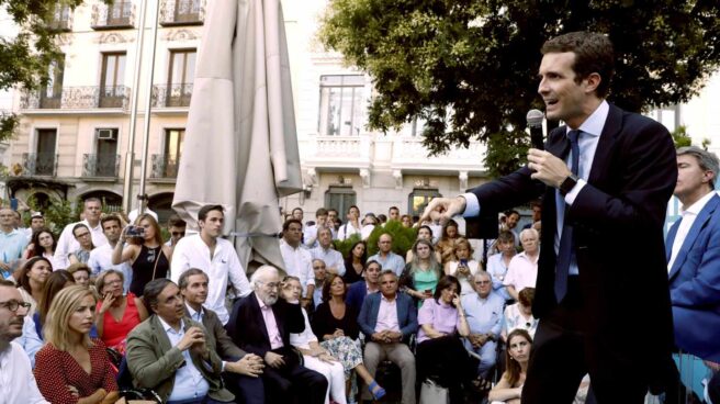 Casado busca para la secretaría general a una mujer, mayor que él y de Andalucía