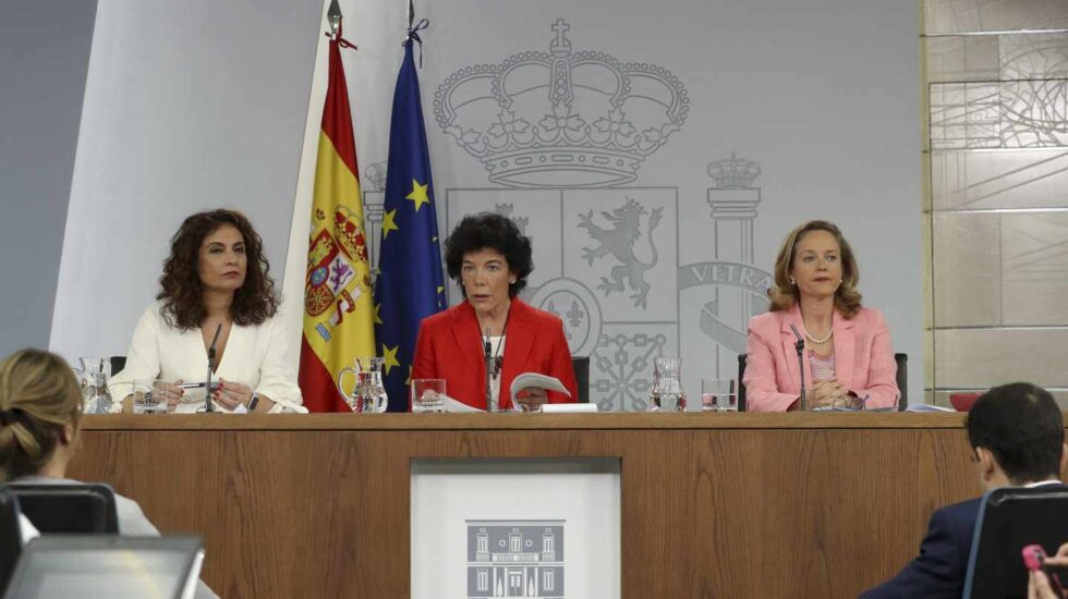 Las ministras de Hacienda María Jesús Montero, la ministra portavoz Isabel Celaá, y de Economía Nadia Calviño.