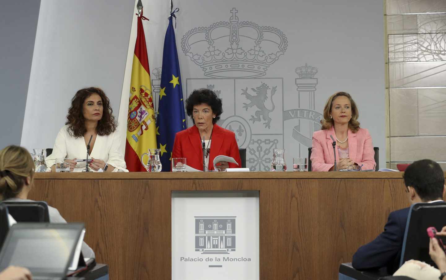 Las ministras de Hacienda María Jesús Montero, la ministra portavoz Isabel Celaá, y de Economía Nadia Calviño.