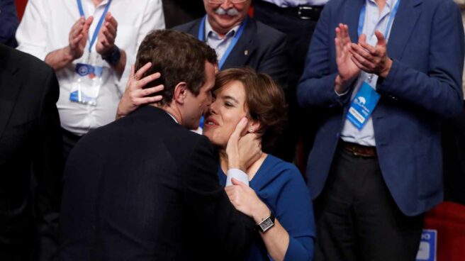 Pablo Casado y Sáenz de Santamaría se saludan una vez conocido el triunfo del primero