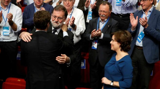 Pablo Casado abraza a Mariano Rajoy.