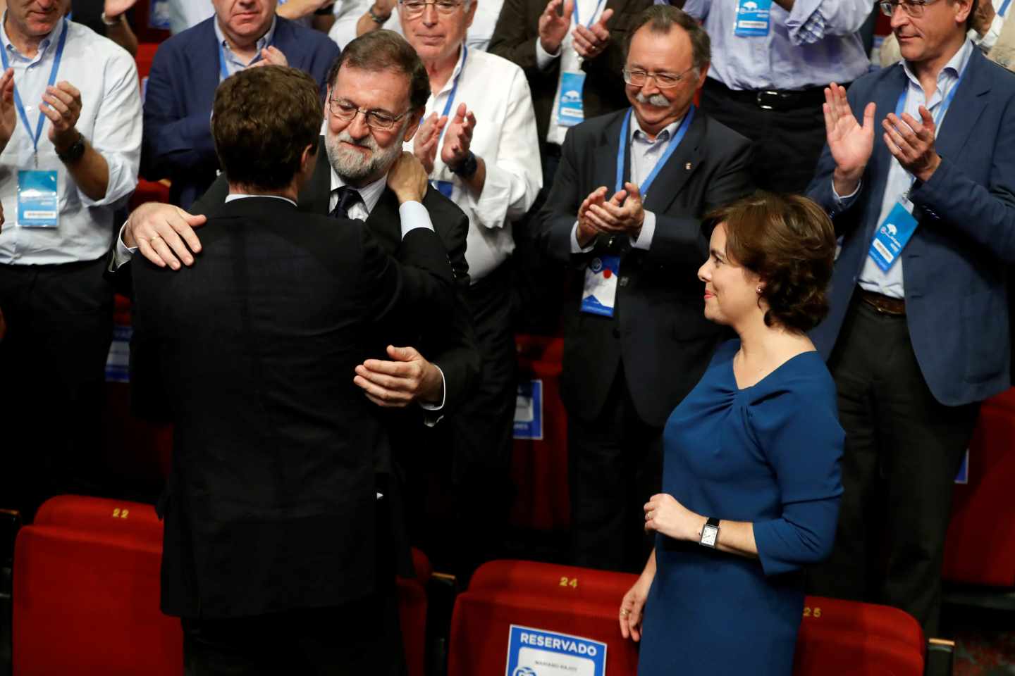 Pablo Casado abraza a Mariano Rajoy.