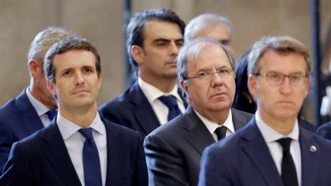 El nuevo líder del PP, Pablo Casado, en el funeral por Fernández Albor junto a Juan Vicente Herrera y Alberto Núñez Feijóo