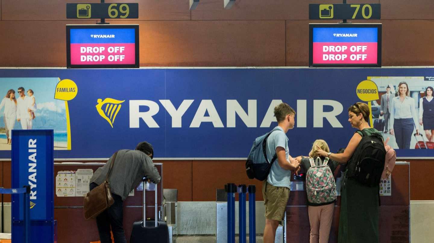 Pasajeros en un mostrador de facturación de Ryanair.