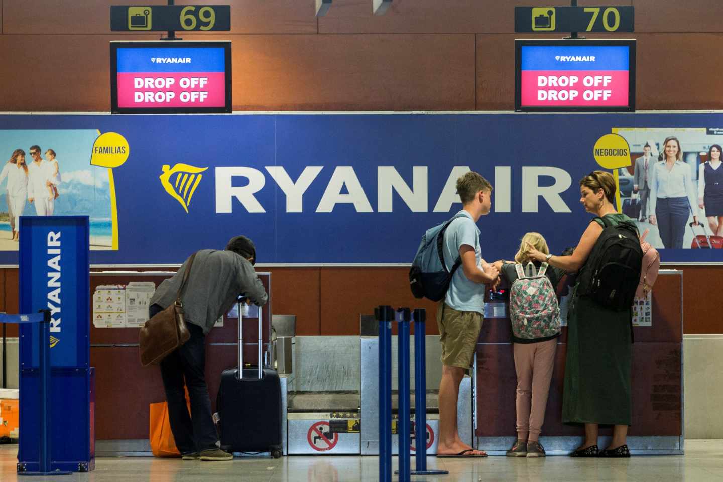 Pasajeros en un mostrador de facturación de Ryanair.