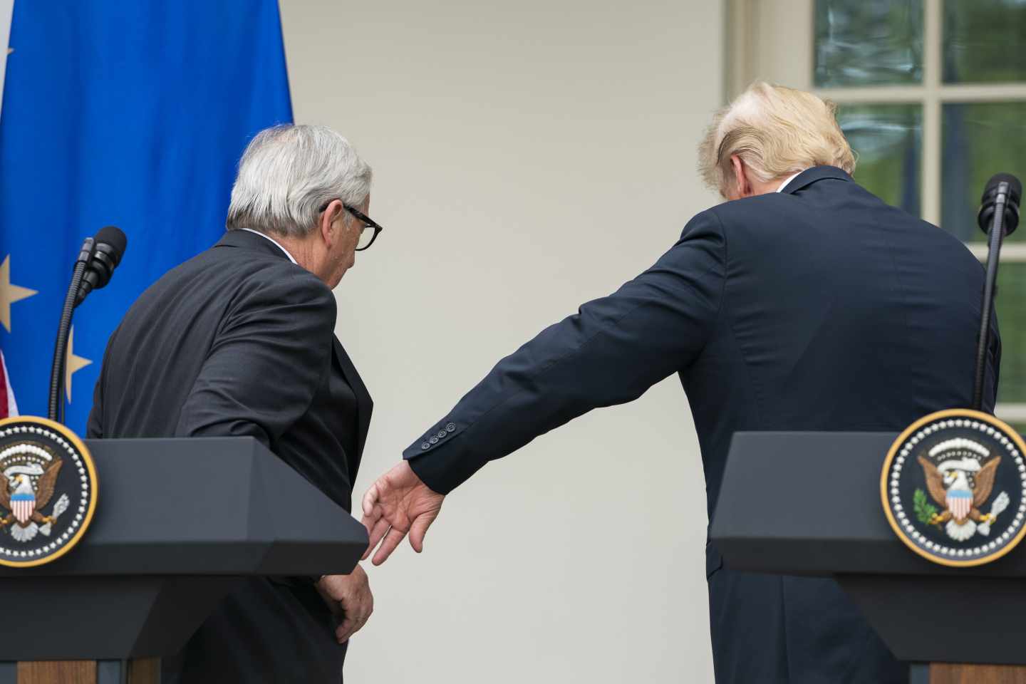 El presidente de la Comisión Europea, Jean-Claude Juncker, se retira junto al presidente de EEUU, Donald Trump.