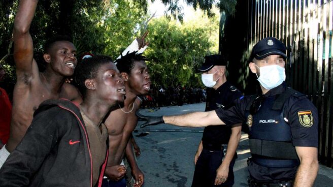 Más de 20 agentes heridos, algunos por cal viva, en el asalto a la valla de Ceuta