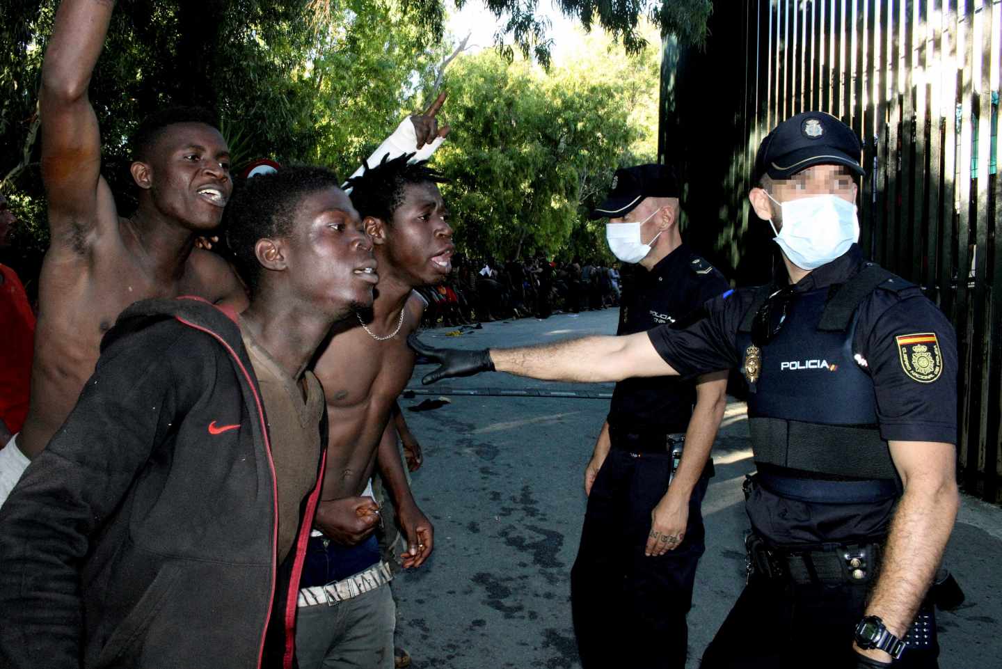 Inmigrantes saltan la valla de Ceuta.