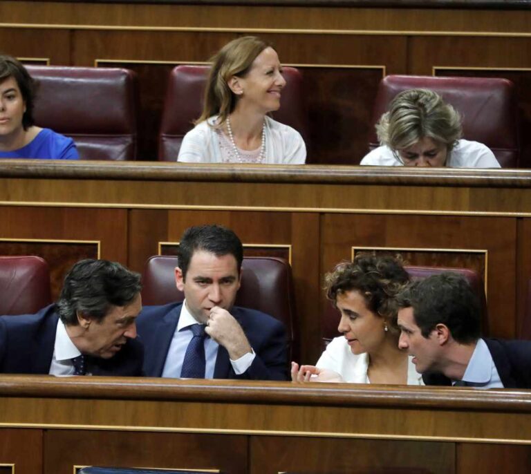 Montserrat ocupa ya el lugar de portavoz en el Congreso; Santamaría, en un discreto escaño