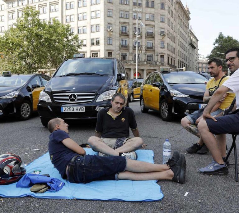 Crece la guerra del taxi: la huelga se extiende por toda España