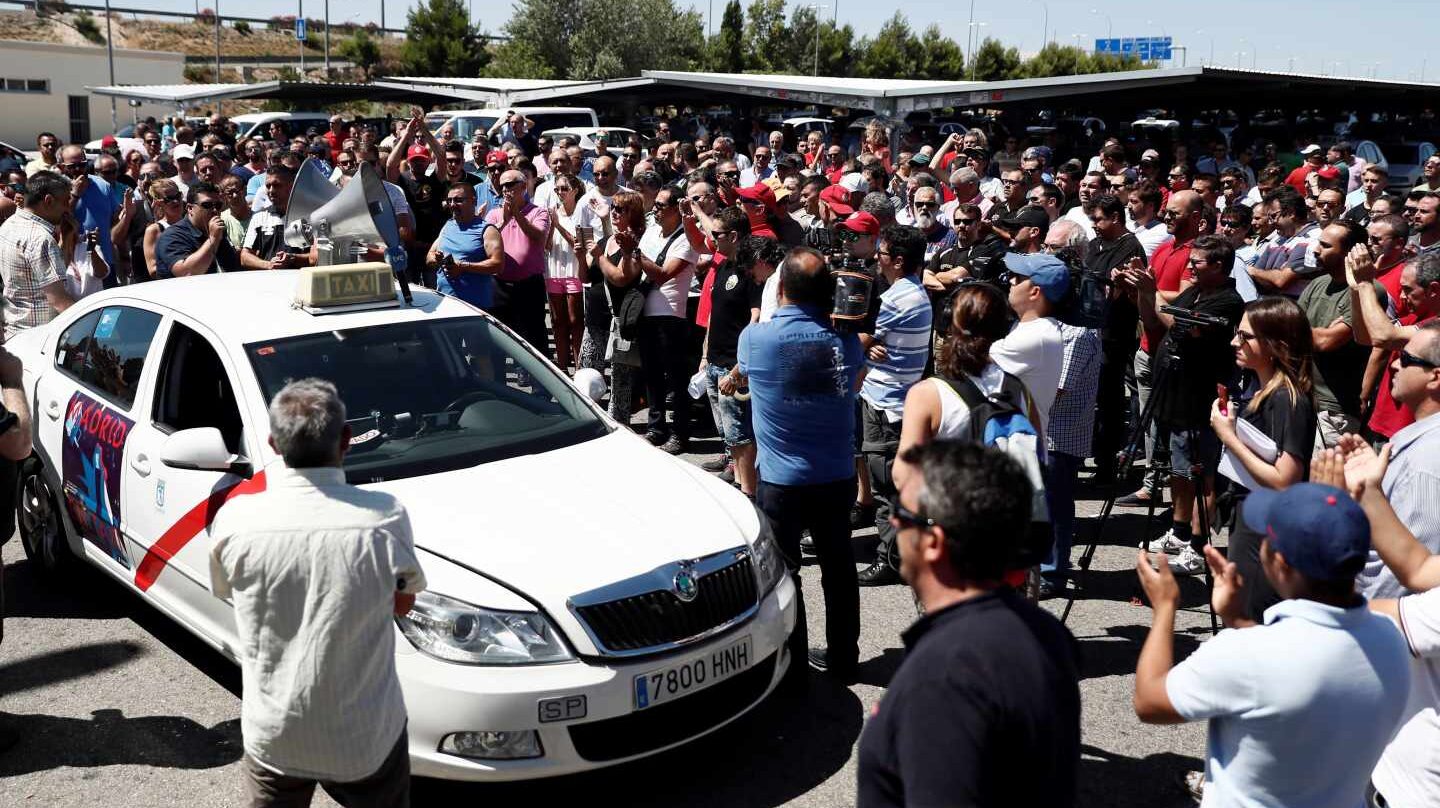 Taxistas concentrados en el aeropuerto de Barajas.