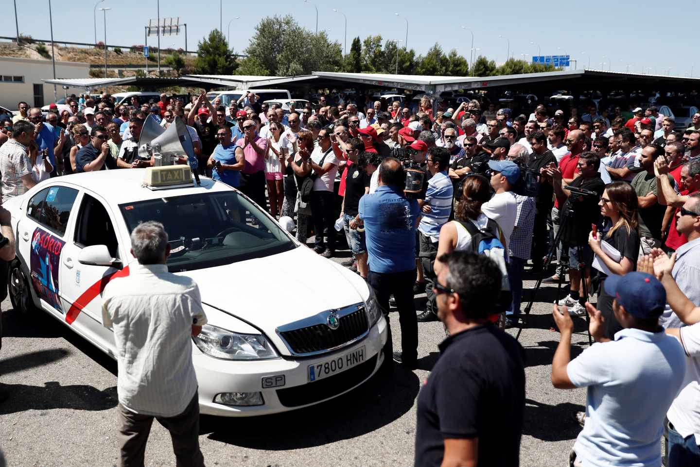 Taxistas concentrados en el aeropuerto de Barajas.