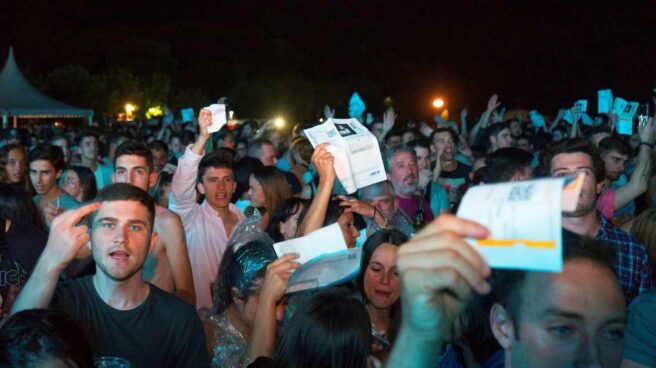 El público de Santander protesta con las entradas del concierto de David Guetta.