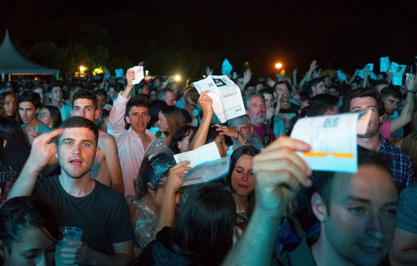 El público de Santander protesta con las entradas del concierto de David Guetta.