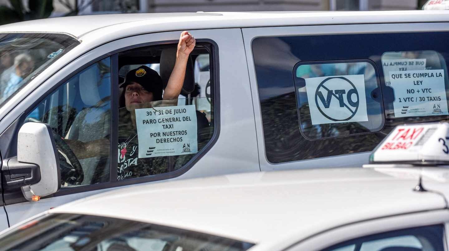 Un taxista del País Vasco durante la huelga.