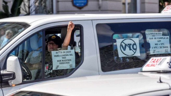 Un taxista del País Vasco durante la huelga.