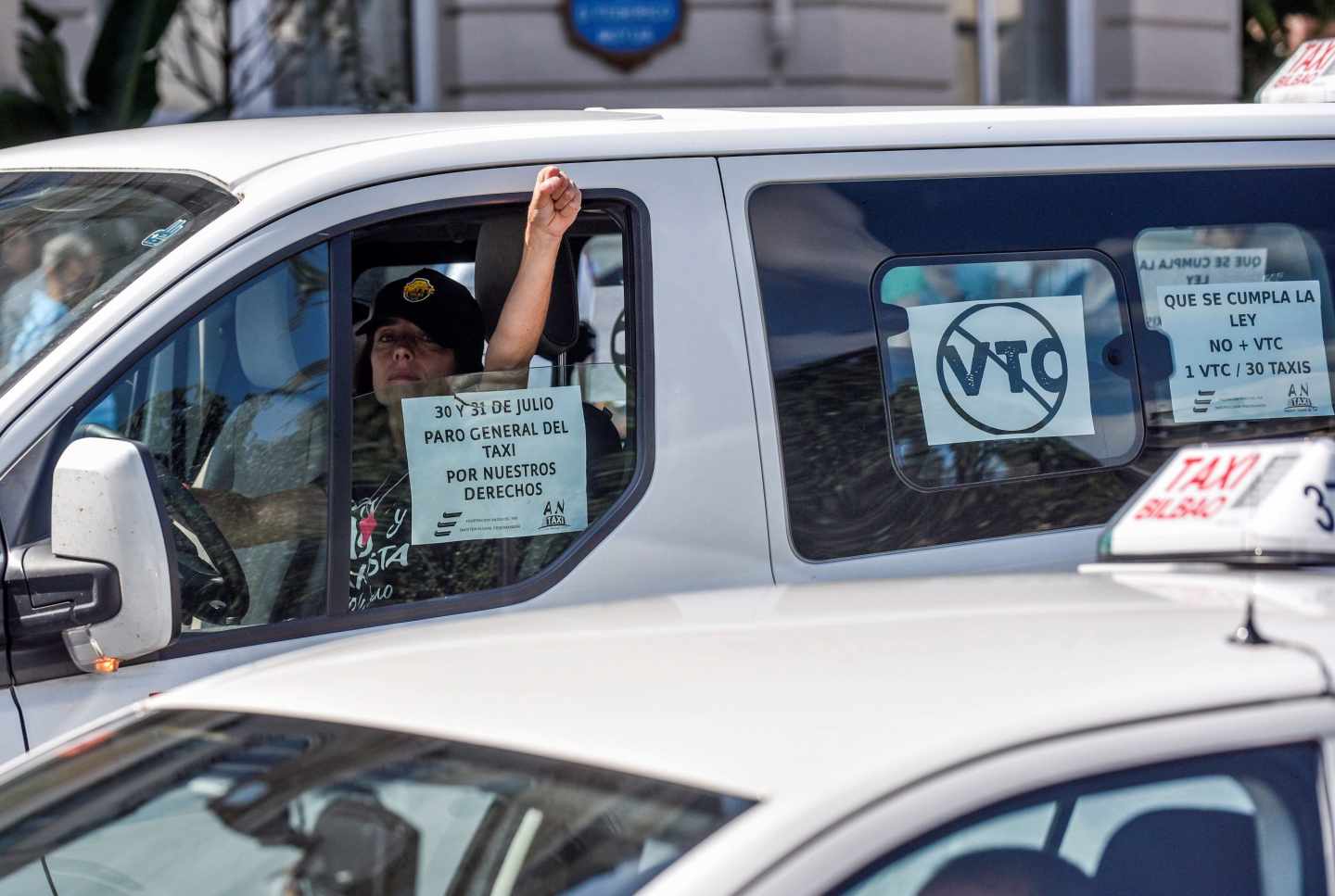 Un taxista del País Vasco durante la huelga.
