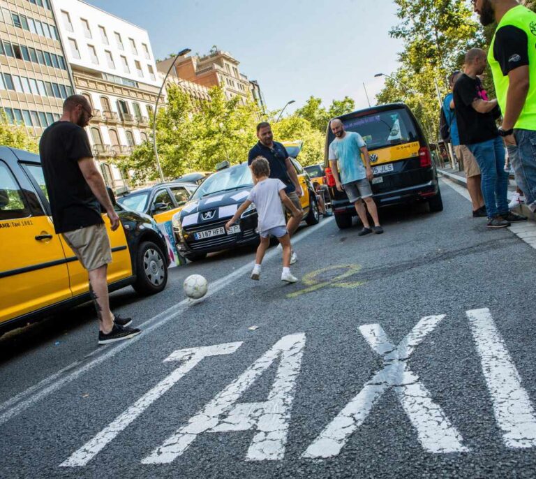 El taxi denunciará a Uber y Cabify por su “huelga a la japonesa” ilegal al regalar viajes