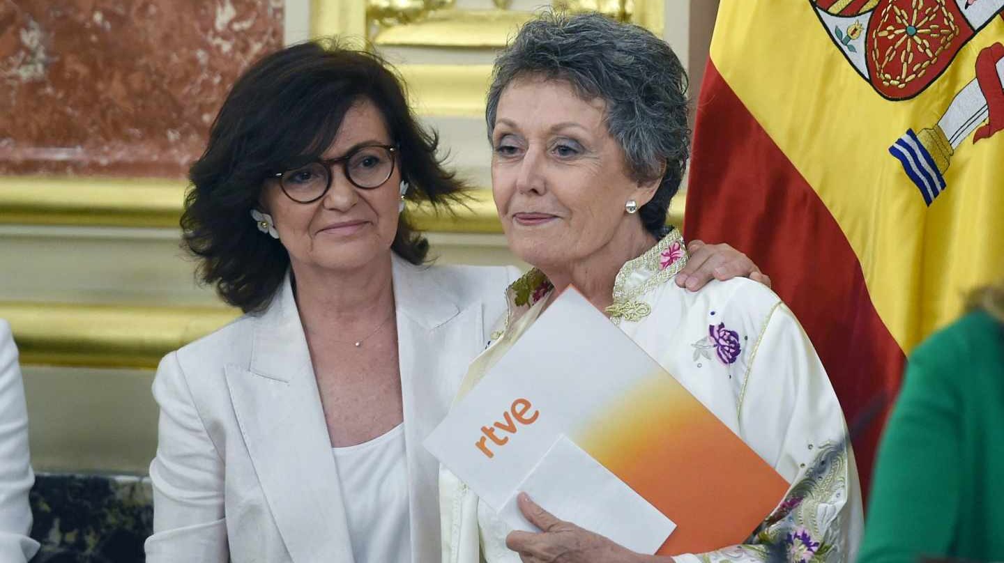 La vicepresidenta de Gobierno, Carmen Calvo, y la nueva administradora única de RTVE, Rosa Mª Mateo.
