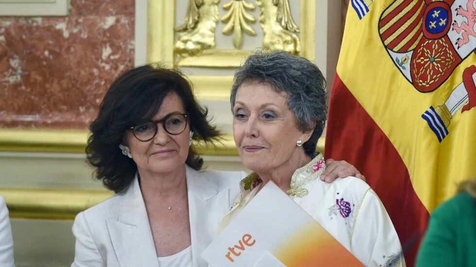 La vicepresidenta de Gobierno, Carmen Calvo, y la nueva administradora única de RTVE, Rosa Mª Mateo.