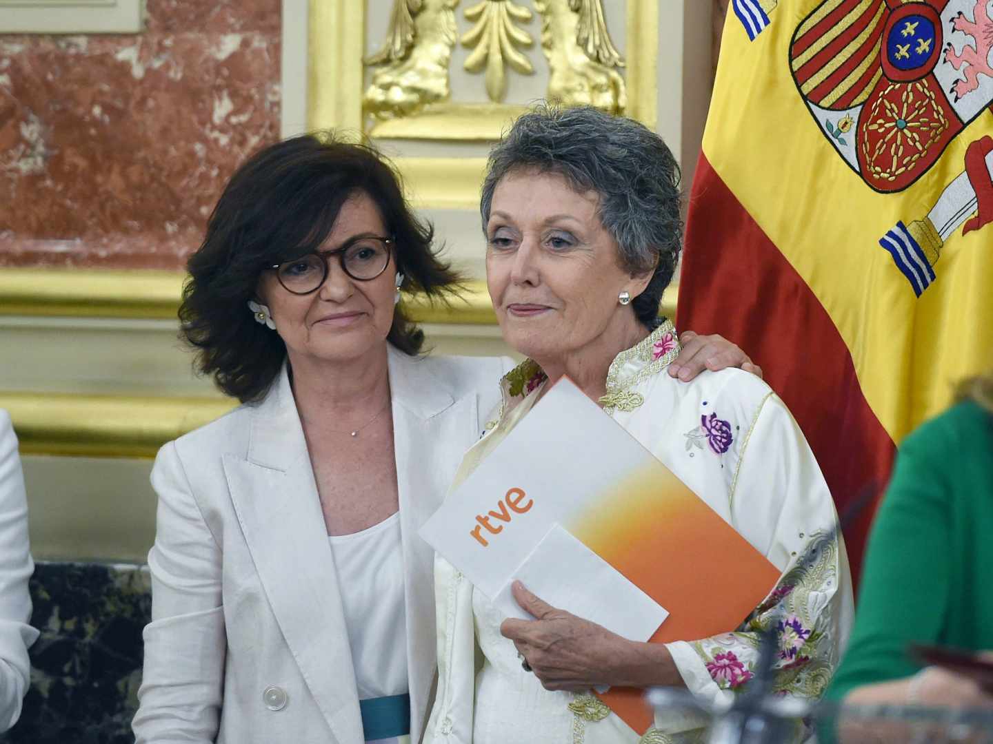 La vicepresidenta de Gobierno, Carmen Calvo, y la nueva administradora única de RTVE, Rosa Mª Mateo.