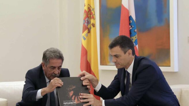 El presidente de Gobierno, Pedro Sánchez, junto a Miguel Ángel Revilla, presidente de Cantabria.